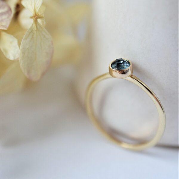 Złoty pierścionek z topazem