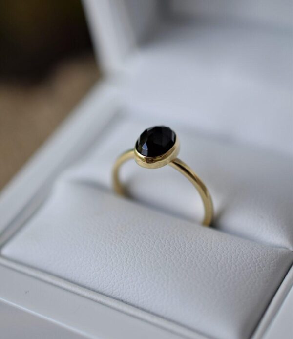 Złoty pierścionek ze spinelem