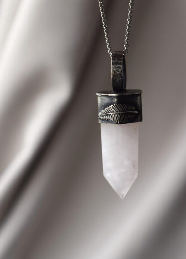 Wisiorek z kwarcem różowym i paprocią