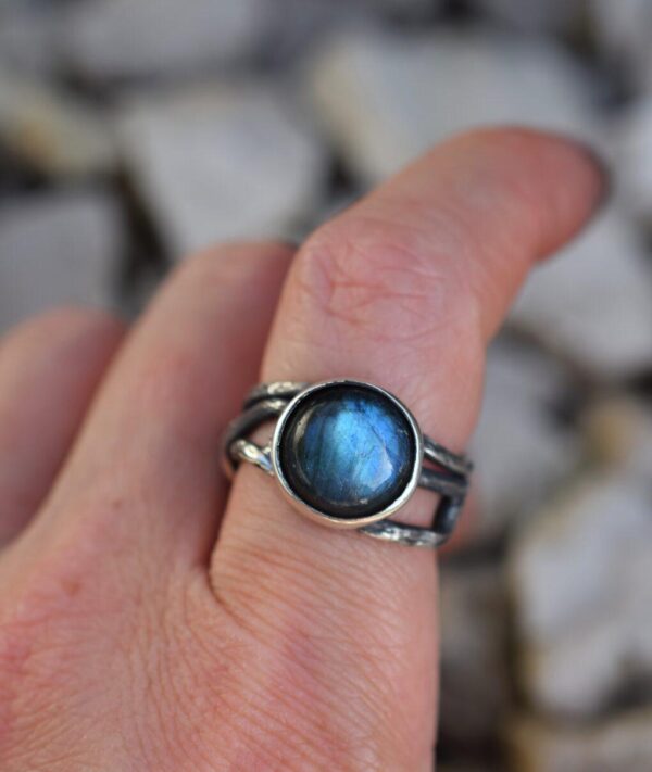 Pierścień z labradorytem