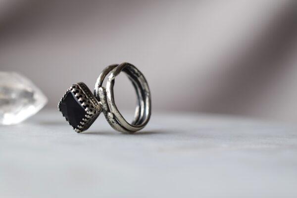 Srebrny pierścień z onyksem w koronie