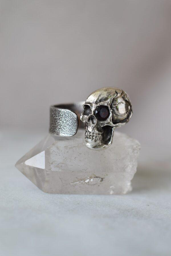 Regulowany pierścień z czaszką