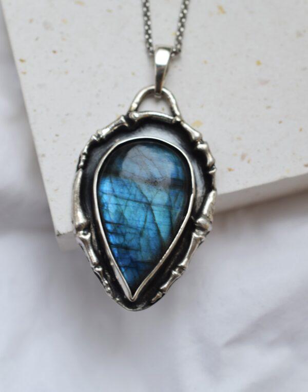 Srebrny wisior z labradorytem