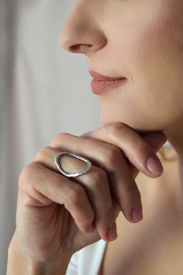 Srebrny geometryczny pierścień