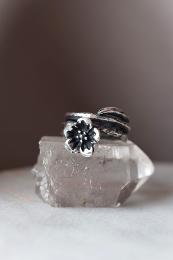 Srebrny pierścień z kwiatkiem