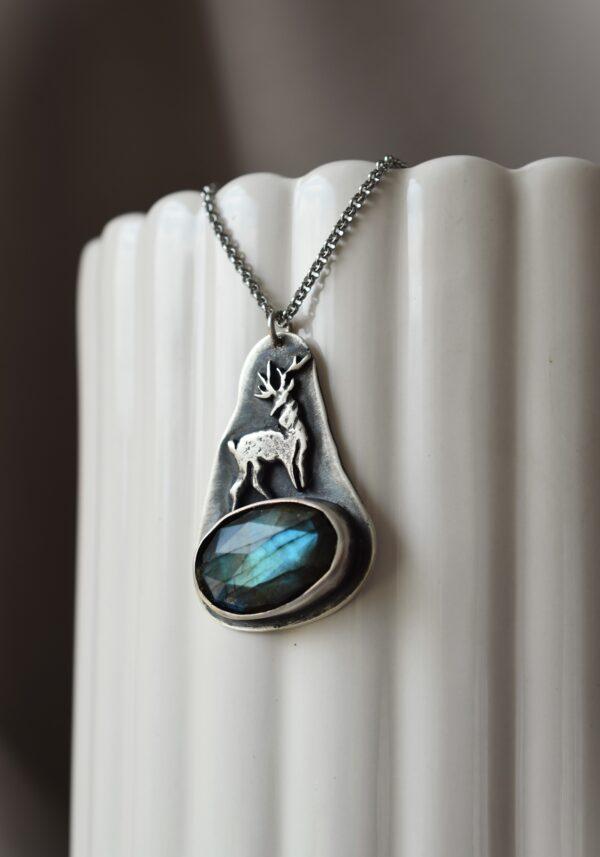 Srebrny naszyjnik z jeleniem i labradorytem