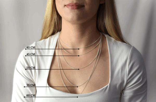 Srebrny łańcuszek o różnych długościach