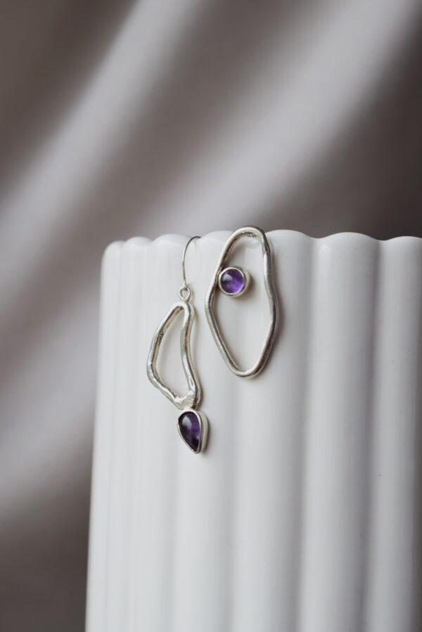 Srebrne asymetryczne kolczyki z ametystem