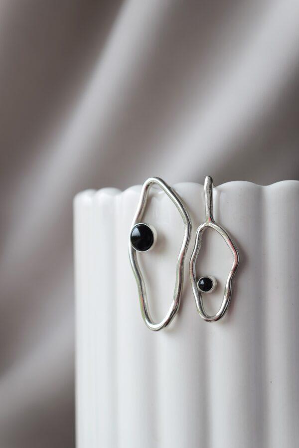Srebrne asymetryczne kolczyki z onyksem