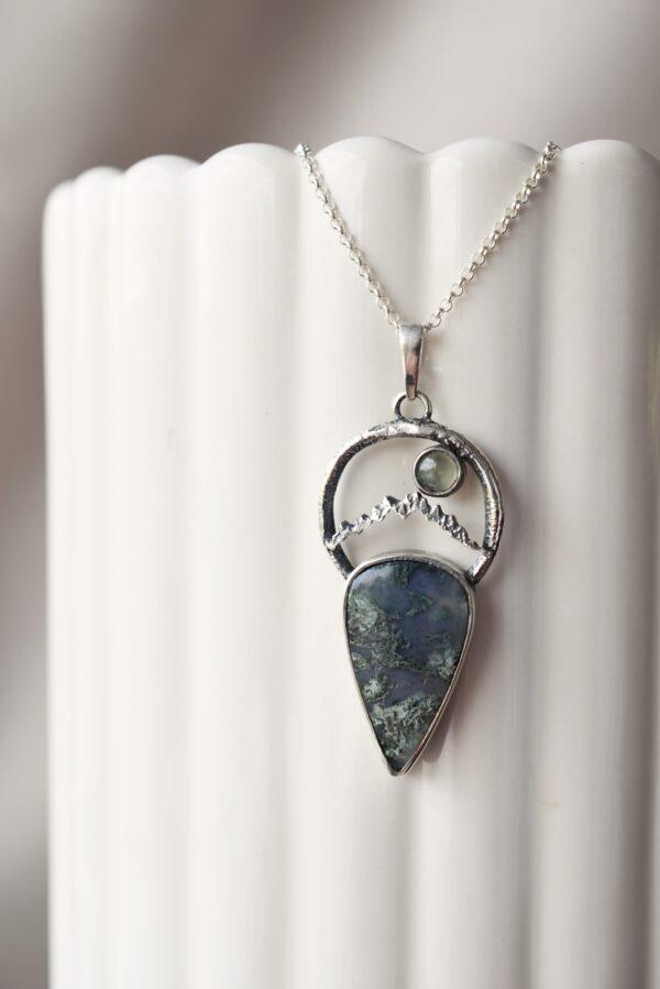 Srebrna zawieszka z górami i agatem mszystym