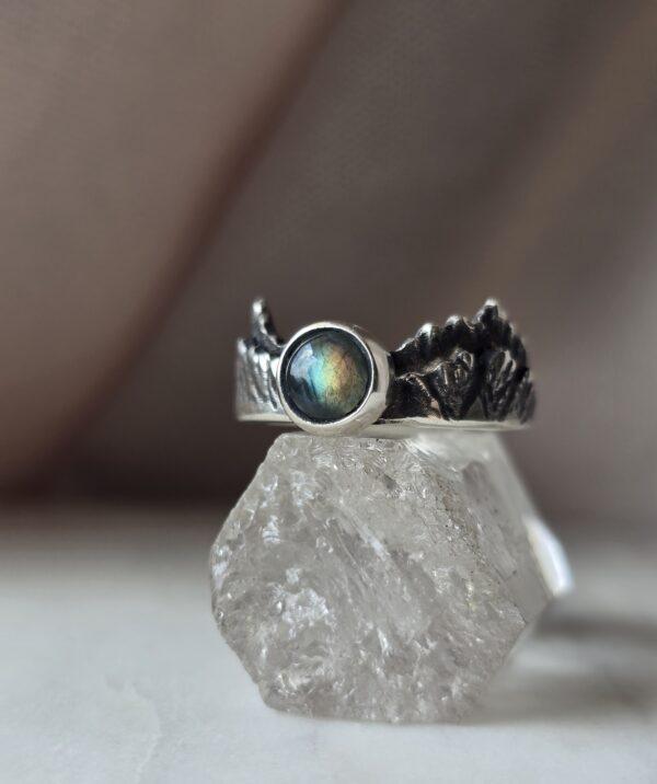 Pierścionek z labradorytem i górami