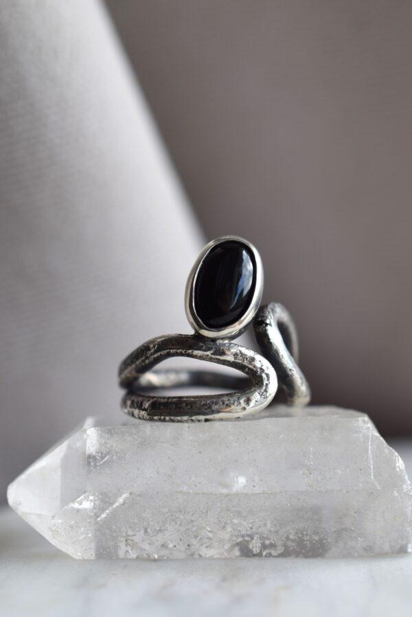 Srebrny regulowany pierścień z onyksem