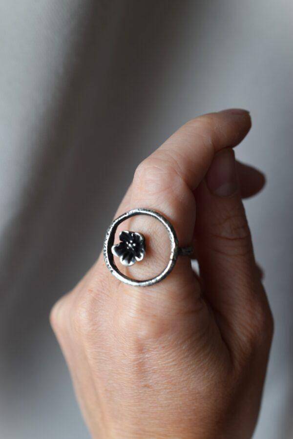 Srebrny regulowany pierścień z kwiatkiem