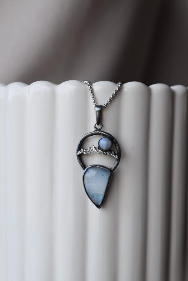 Srebrny wisior z górami i kamieniem księżycowym