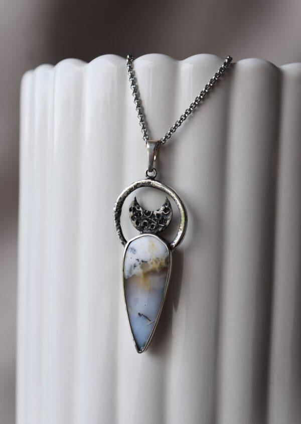 Srebrny naszyjnik z lunulą opalem dendrytowym