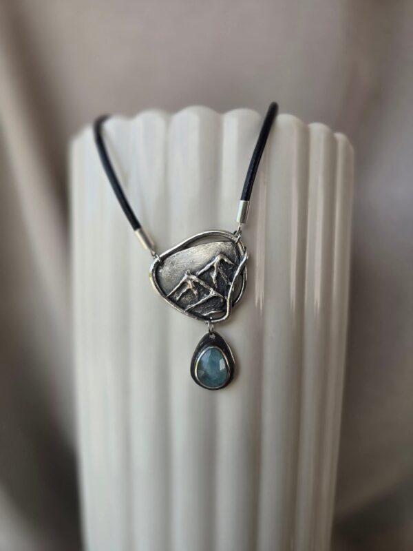 Srebrny naszyjnik z akwamarynem i górami