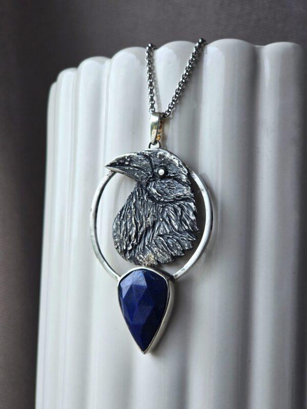 Srebrny naszyjnik z krukiem i lapis lazuli