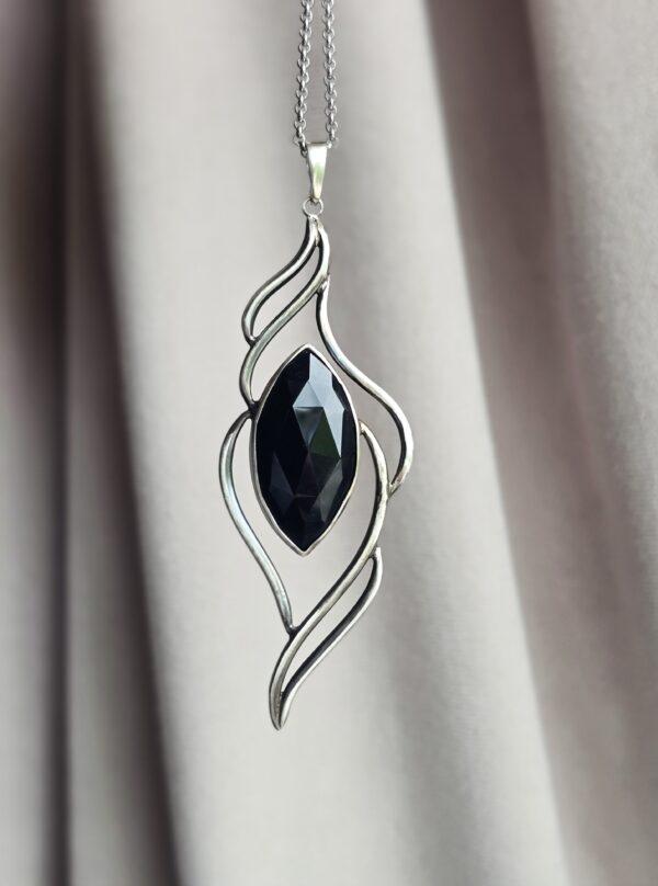 Subtelny wisior z onyksem