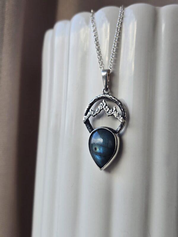 Srebrna zawieszka z górami i labradorytem