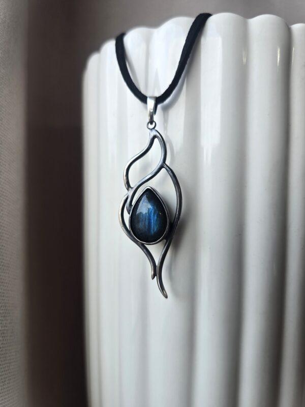 Subtelny wisior z labradorytem