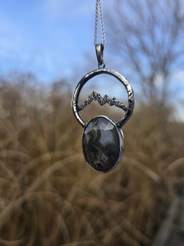 Srebrny naszyjnik z górami i agatem mszystym
