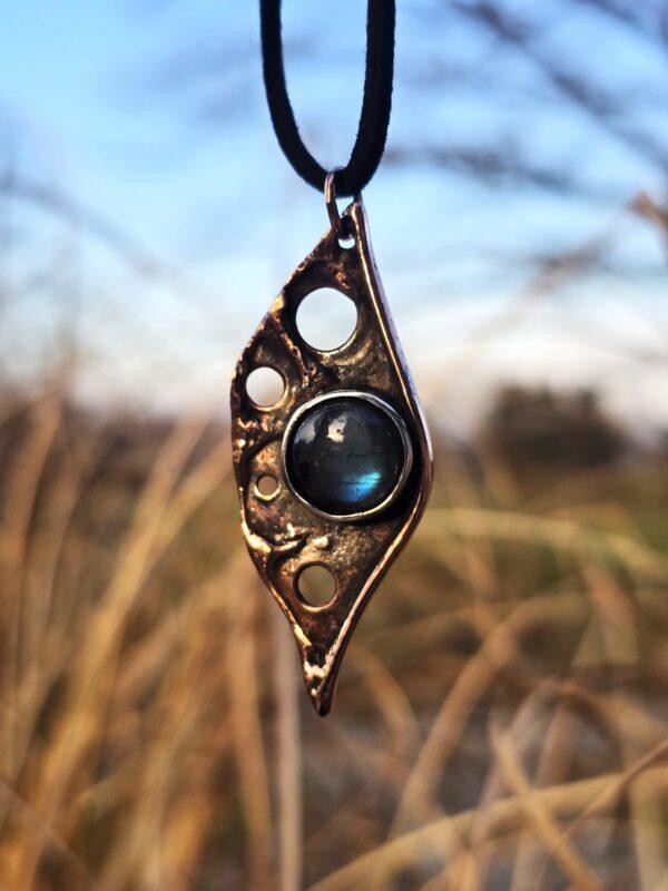 Abstrakcyjny naszyjnik z labradorytem