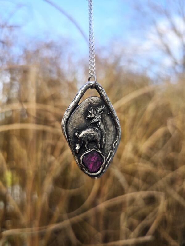 Srebrny naszyjnik z rubinem i jeleniem