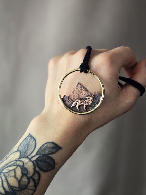 Naszyjnik z wilkiem i górami