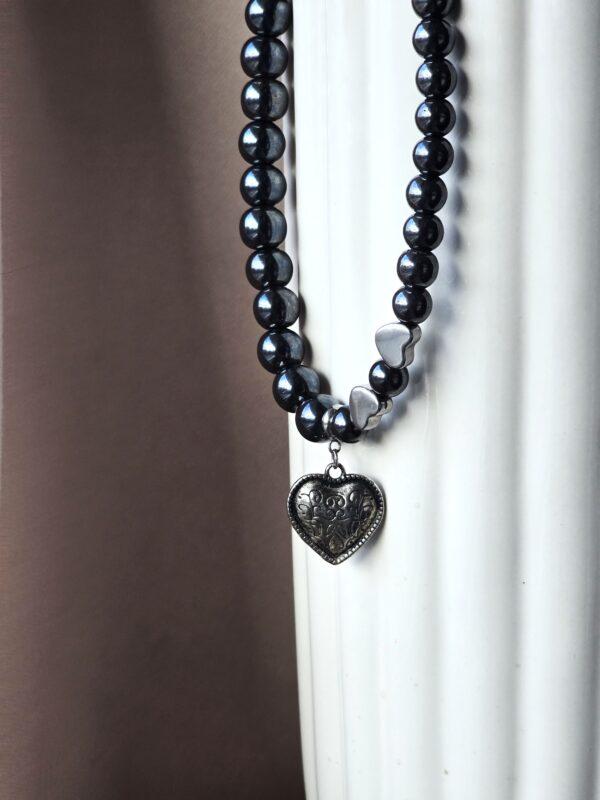 Asymetryczny naszyjnik z sercem z hematytem