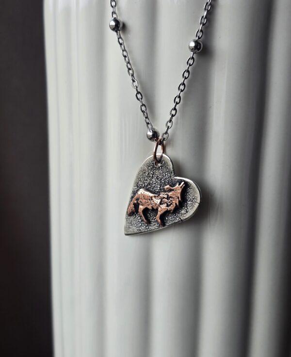 Srebrny naszyjnik z wilkiem w kształcie serca