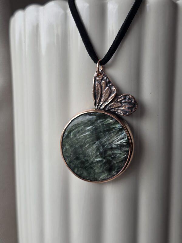 Naszyjnik z serafinitem i motylem