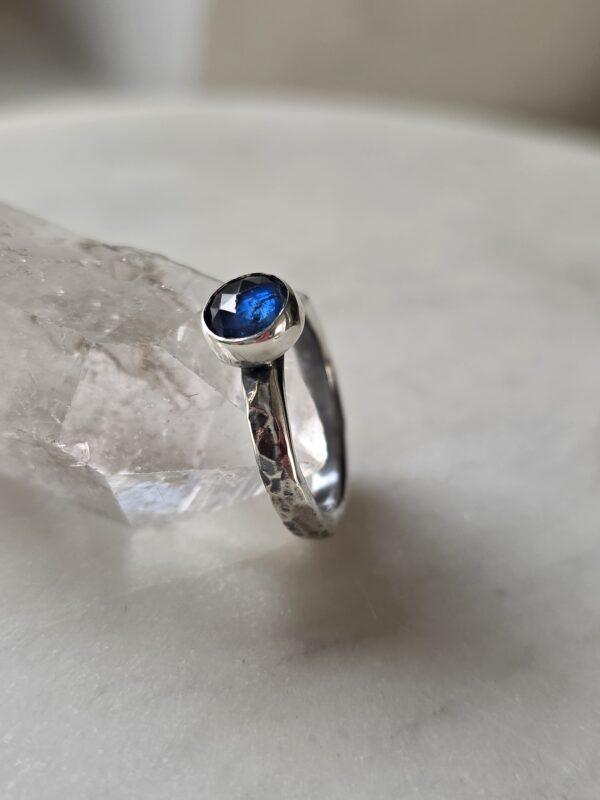 Pierścionek z kyanitem