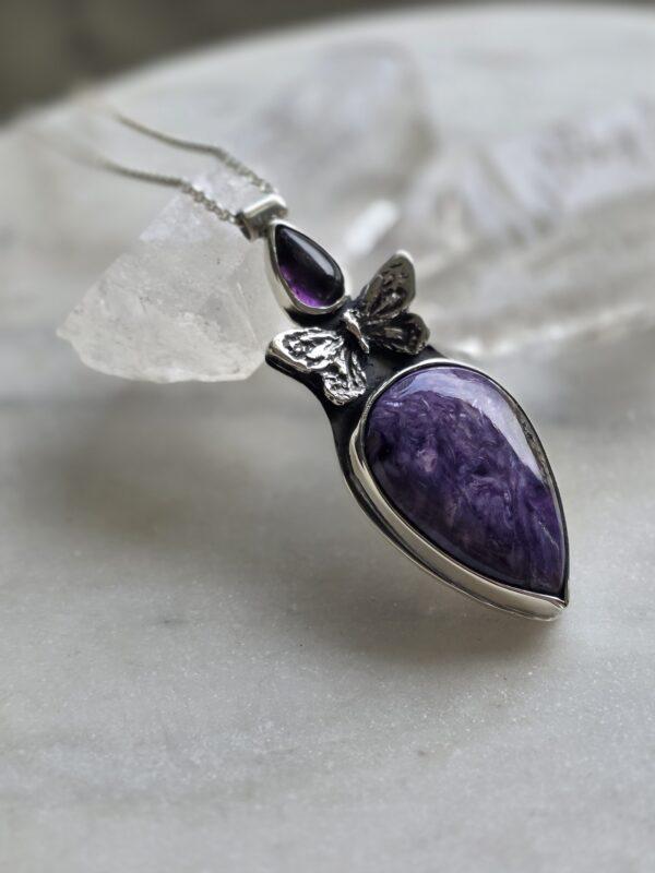 Srebrny naszyjnik z czaroitem motylem i ametystem